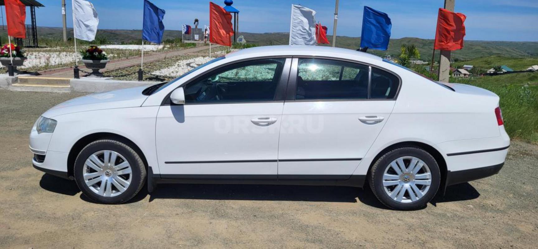 Продается автомобиль Volkswagen Passat B6 2008 года в хорошей комплектации белого цвета с двигателем - Оренбург