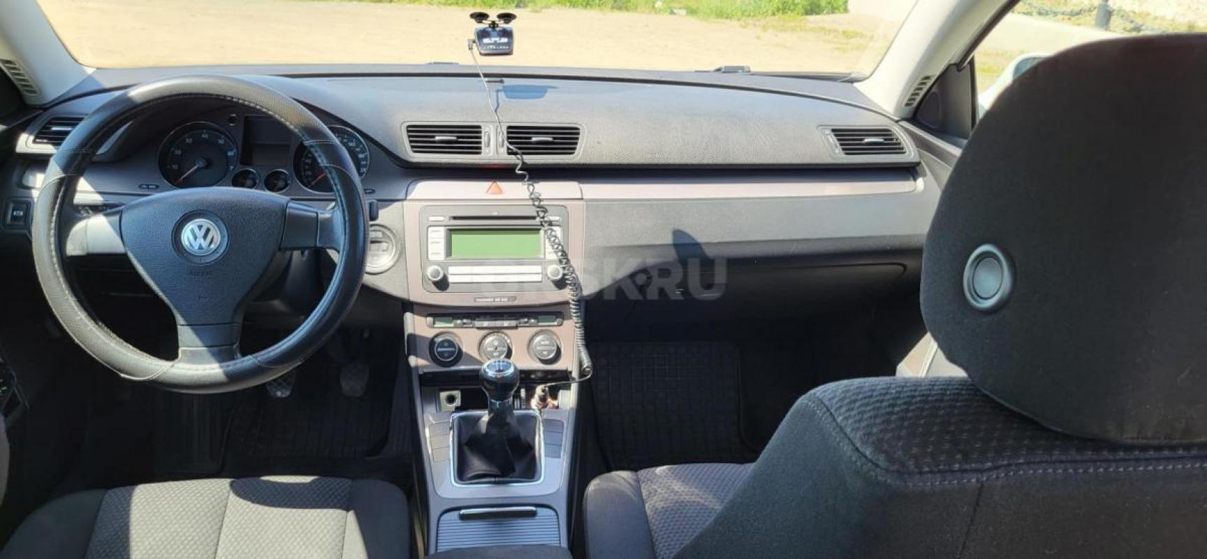 Продается автомобиль Volkswagen Passat B6 2008 года в хорошей комплектации белого цвета с двигателем - Оренбург