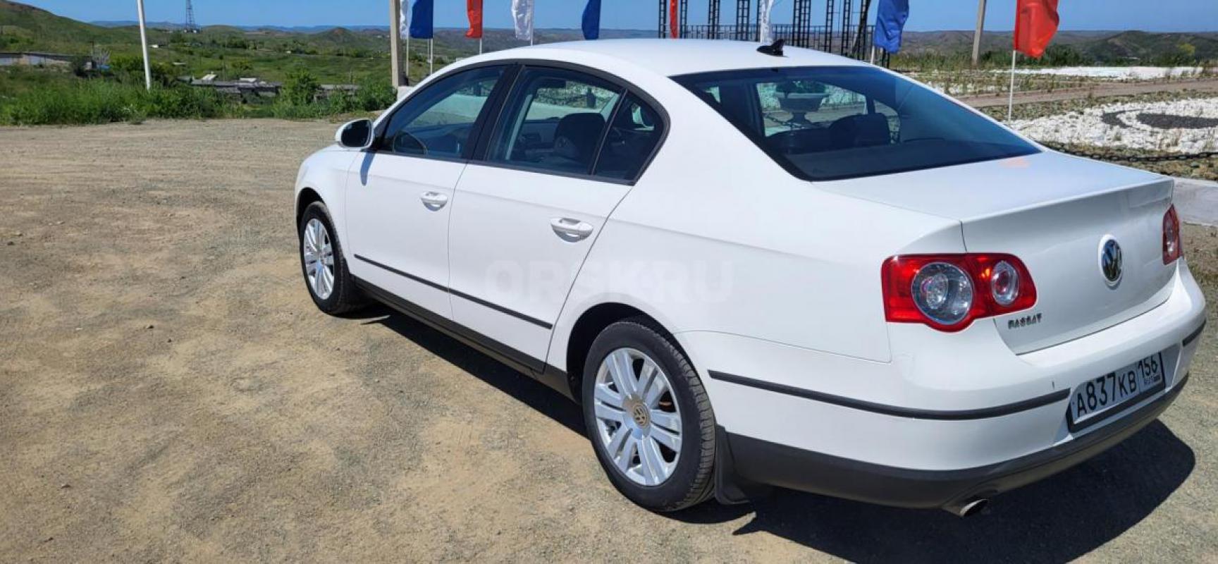 Продается автомобиль Volkswagen Passat B6 2008 года в хорошей комплектации белого цвета с двигателем - Оренбург