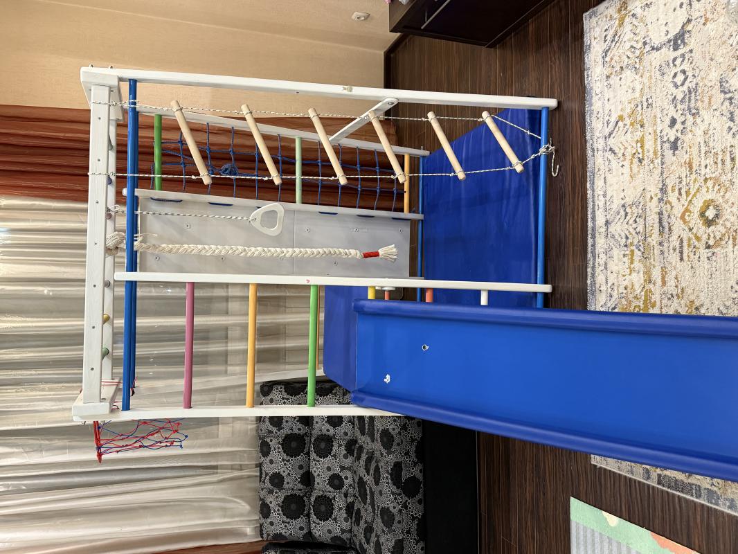 Продам ДСК Альпинист 
Отличный комплекс, зимой цены ему нет, для детей от 2 и до 7 лет точно. - Гай