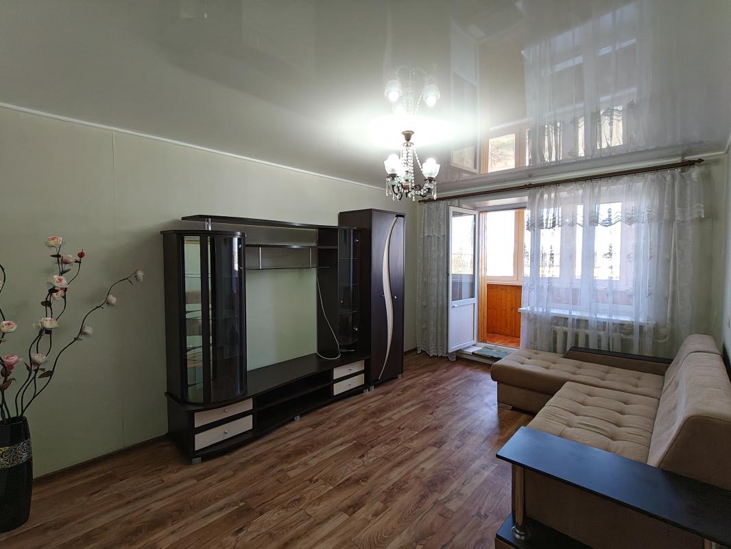 Продам двухкомнатную квартиру улучшенной планировки в кирпичном доме по адресу: ул. - Гай