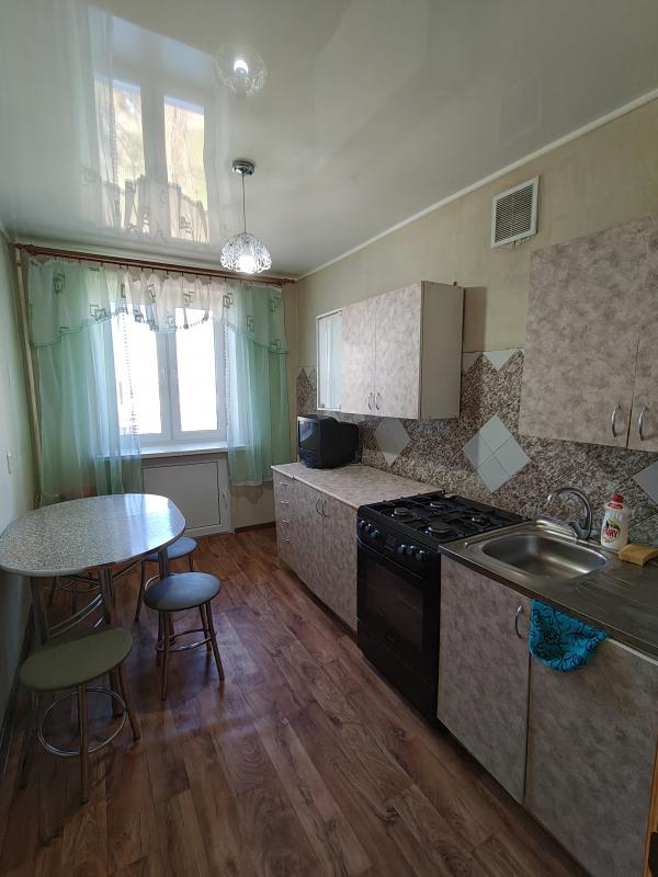 Продам двухкомнатную квартиру улучшенной планировки в кирпичном доме по адресу: ул. - Гай