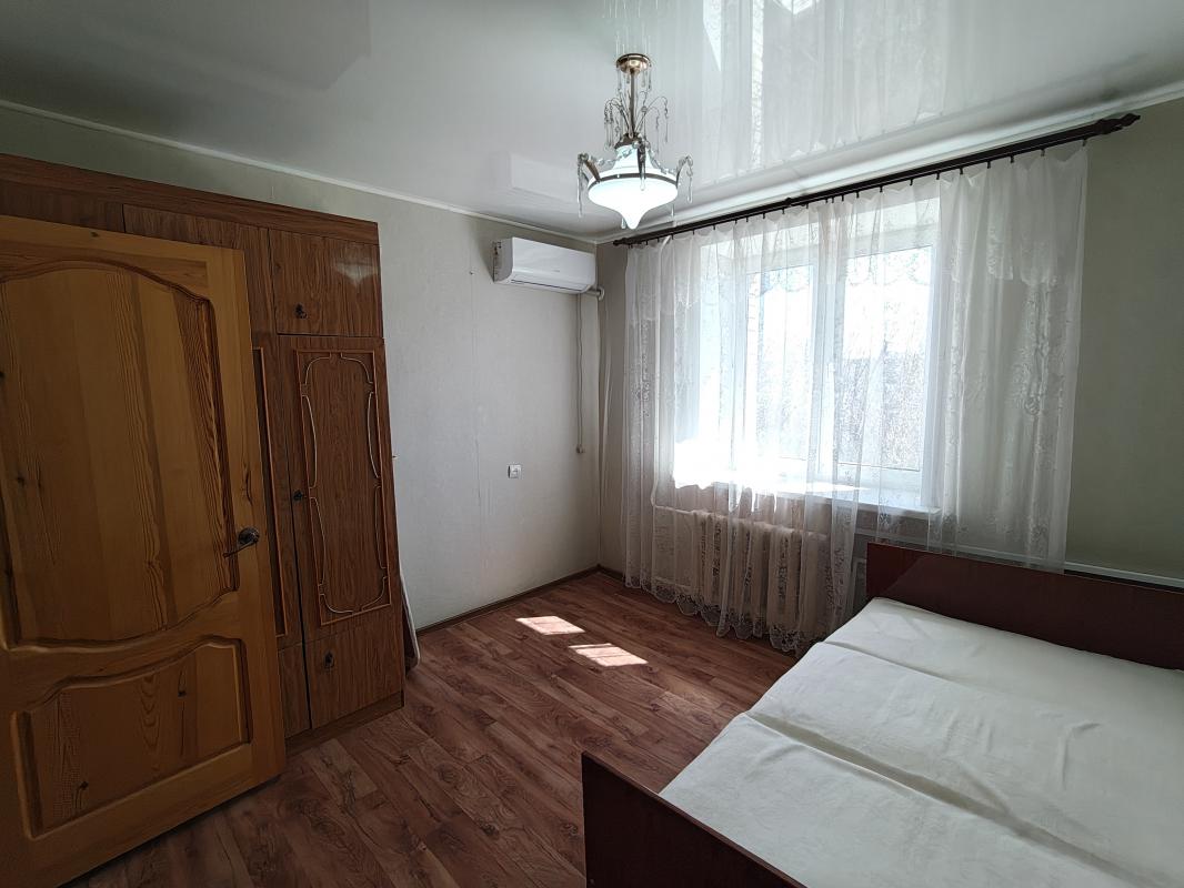 Продам двухкомнатную квартиру улучшенной планировки в кирпичном доме по адресу: ул. - Гай