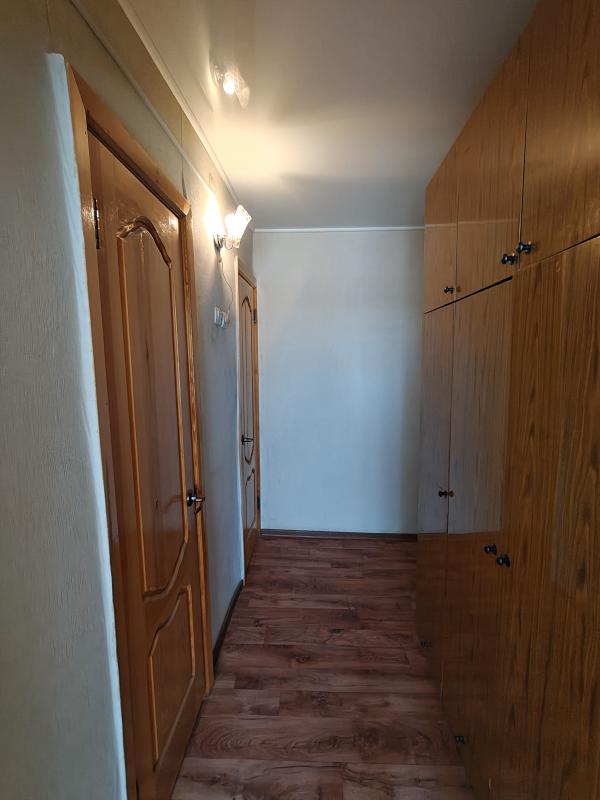 Продам двухкомнатную квартиру улучшенной планировки в кирпичном доме по адресу: ул. - Гай