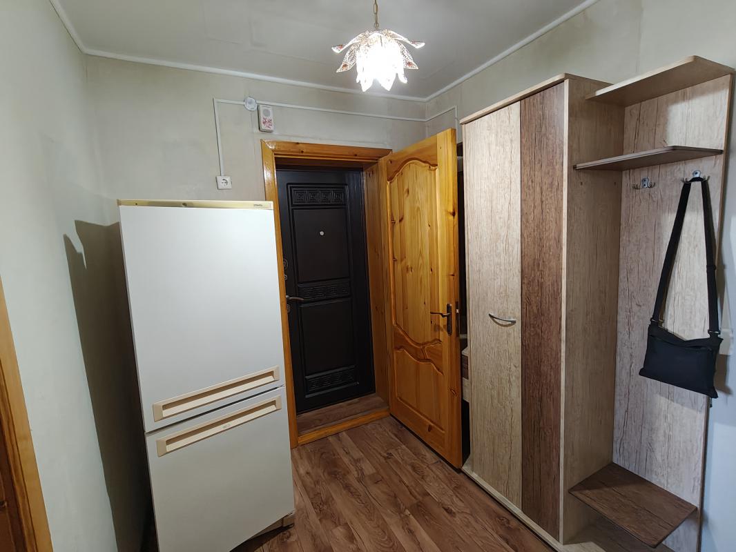 Продам двухкомнатную квартиру улучшенной планировки в кирпичном доме по адресу: ул. - Гай