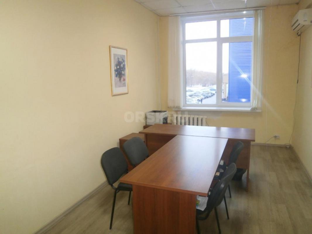 В здании справа от ТРК ЕВРОПЕЙСКИЙ , сдам в аренду офисные и производственные помещения  . - Орск