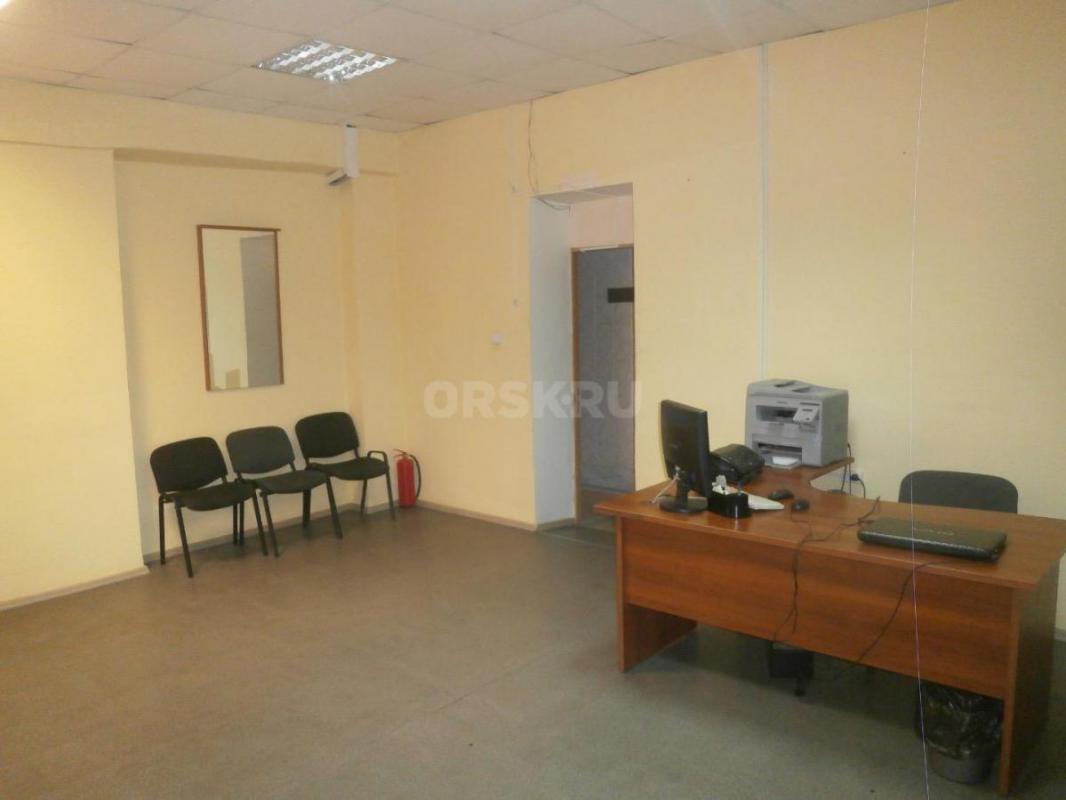 В здании справа от ТРК ЕВРОПЕЙСКИЙ , сдам в аренду офисные и производственные помещения  . - Орск