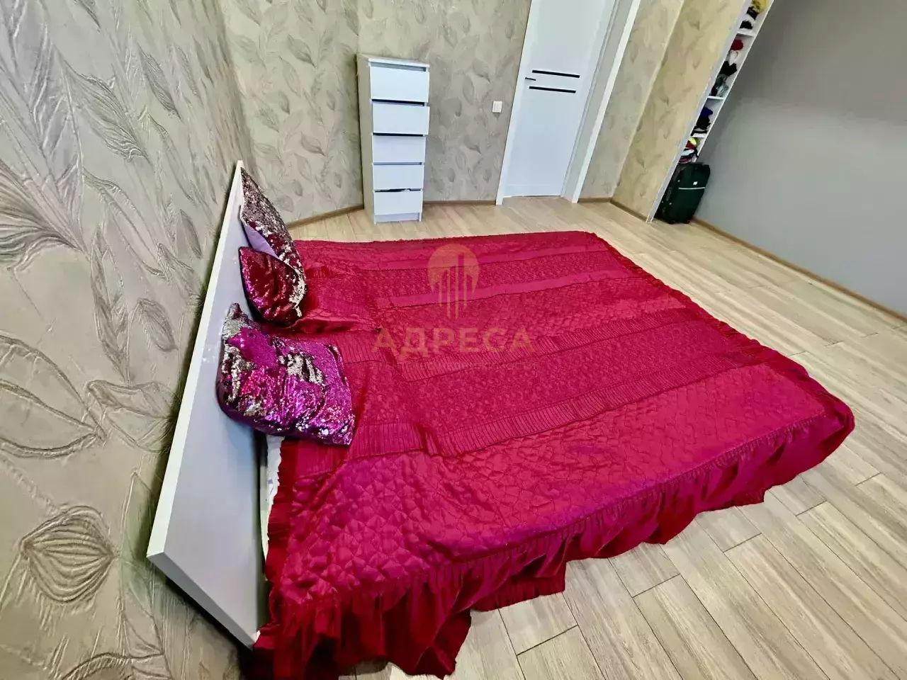 В самом востребованном районе города,на участке 5 соток продаются два дома. - Оренбург