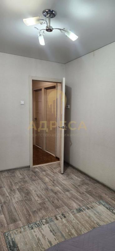 Продается трехкомнатная квартира на 1 этаже, без балкона.📍 Расположение: Удобный первый этаж. - Оренбург