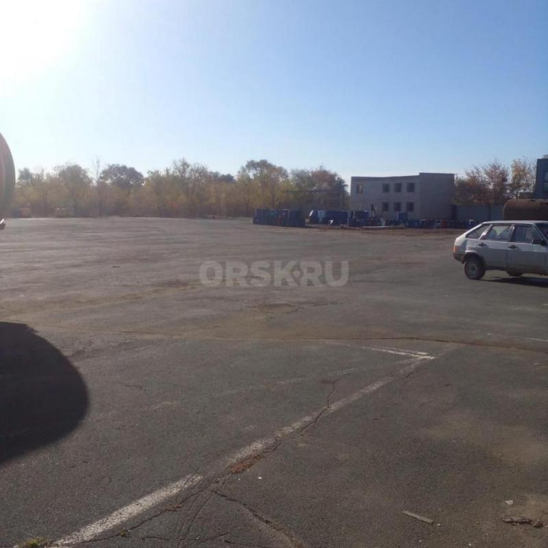 Сдаётся в аренду открытая площадка на первой линии автодороги. - Орск