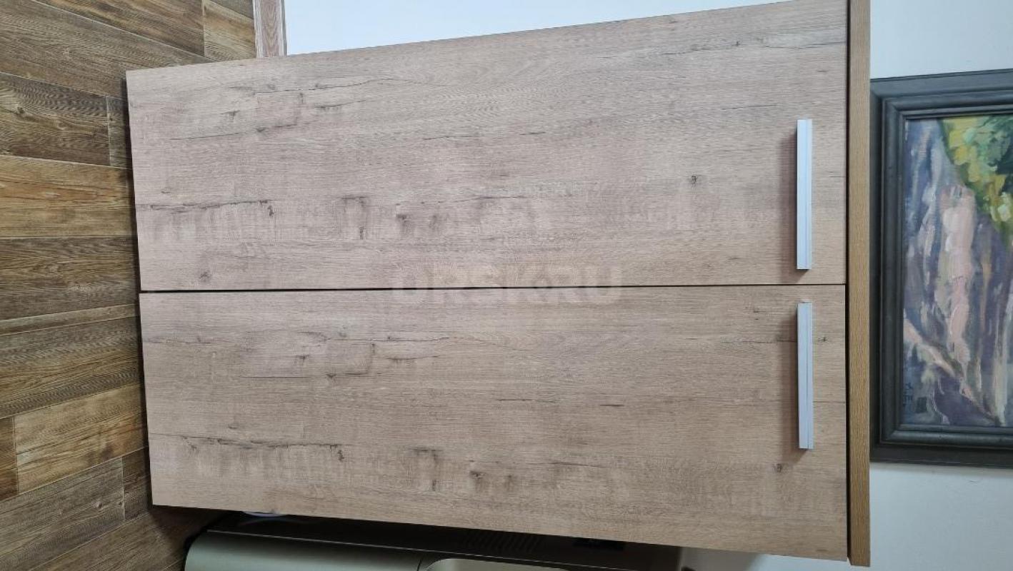 Стол письменный/компьютерный 55 х 126 см -5 000 руб.
шкаф из дерева -10 тыс
тумбочка рыжая -2 700 - Орск