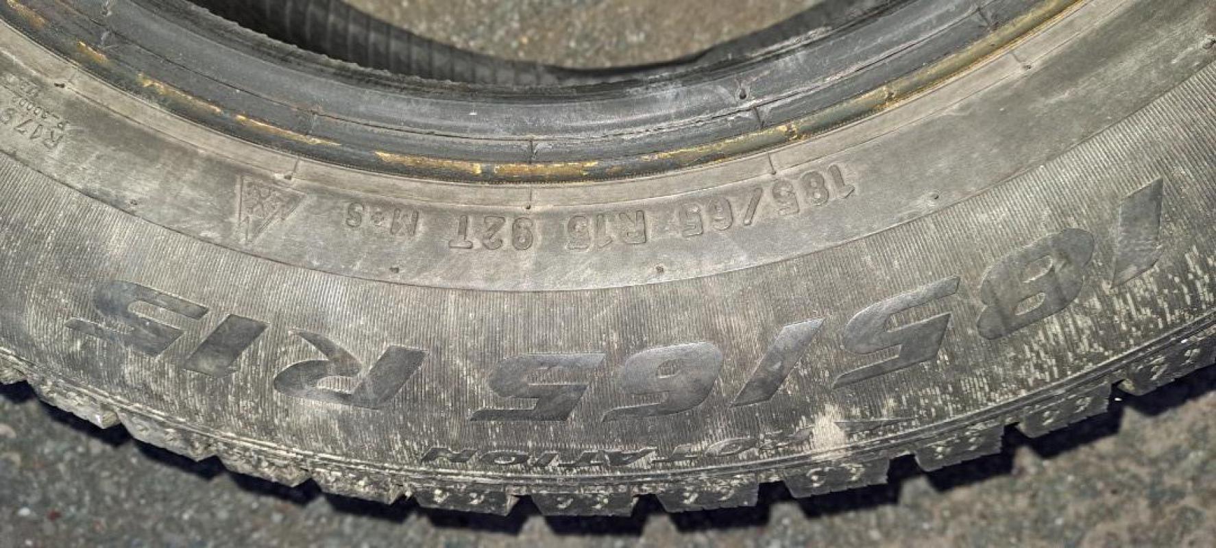 Комплект зимних шин 185 65 р 15. - Орск