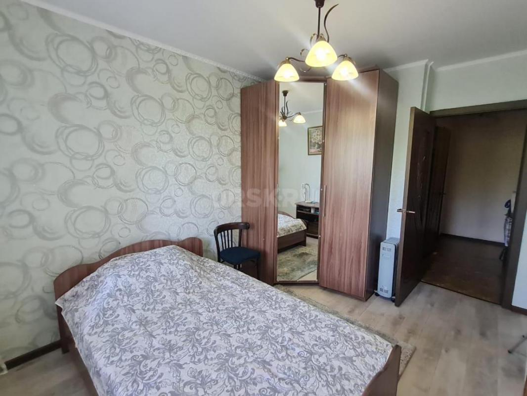 Продается светлая, теплая, уютная и очень просторная 3-комнатная квартира в районе 240 квартала по а - Орск