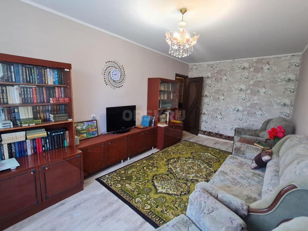 Продается светлая, теплая, уютная и очень просторная 3-комнатная квартира в районе 240 квартала по а - Орск