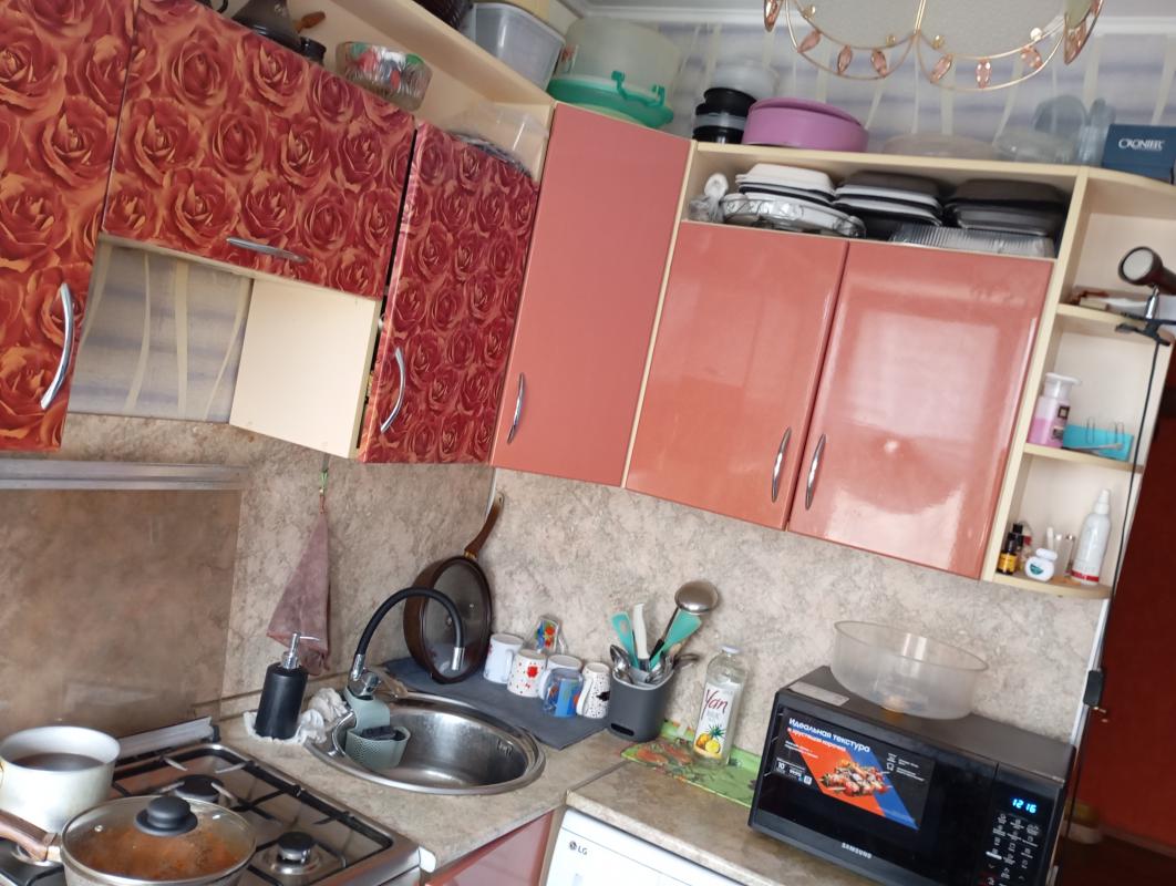 Продаётся 2-комнатная по ул. - Новотроицк