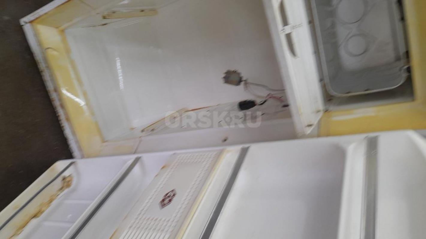 холодильник  .  старенький холодильник юрюзань -5000.   старый позис-5000.  самсунг серебристый -110 - Орск