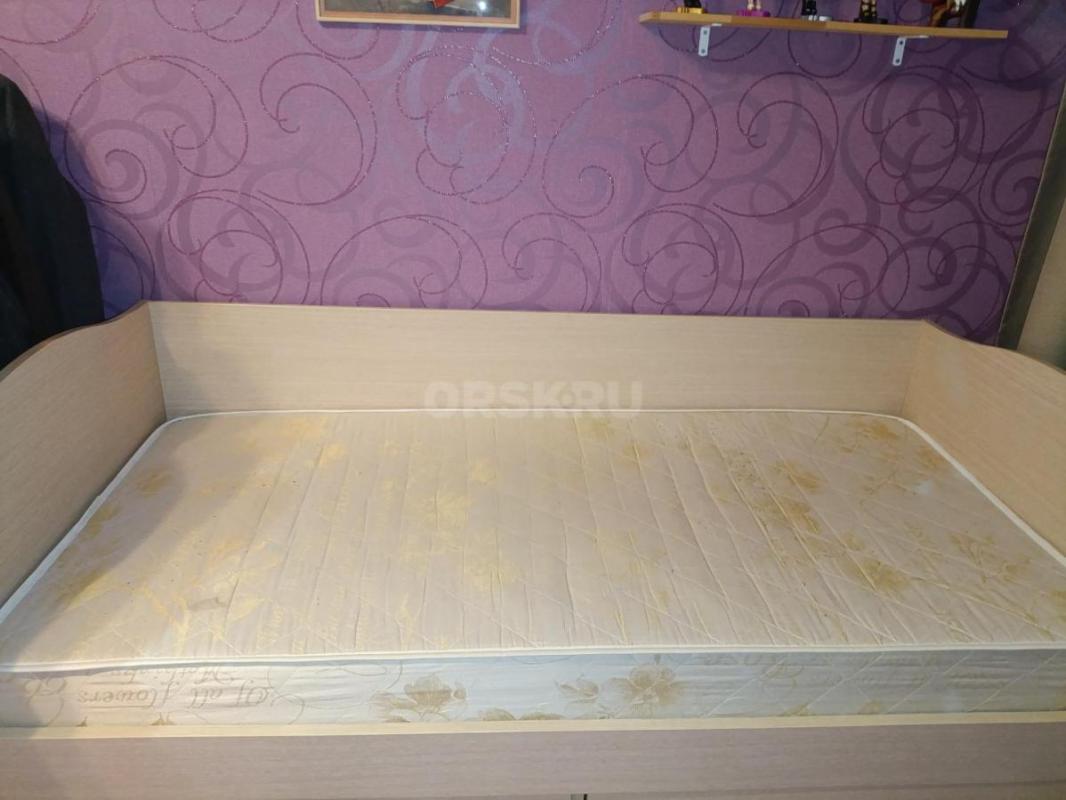 кровать односпальная, матрас в отличном состоянии, два выдвижных ящика - Орск