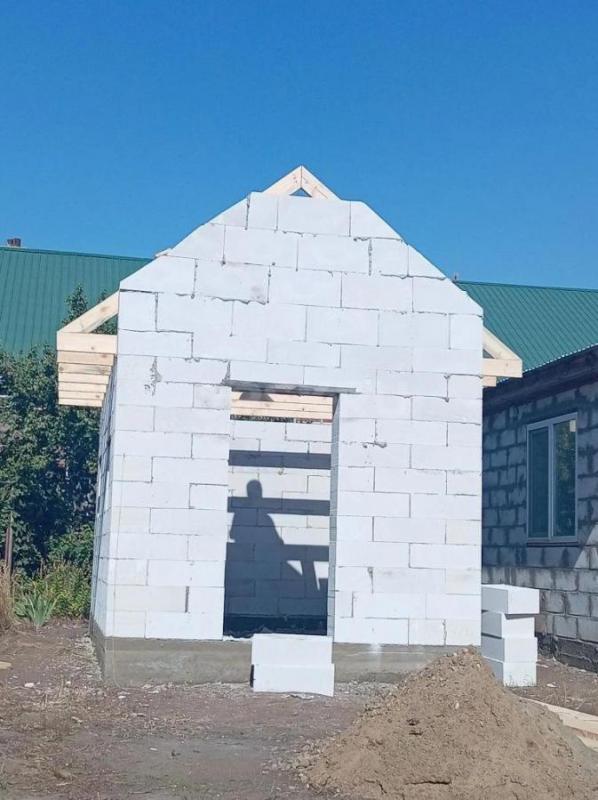 Строительная бригад
Выполним следующие работы
Фундамент, стяжка 
Кладка (кирпичей, пеноблока, шла - Орск