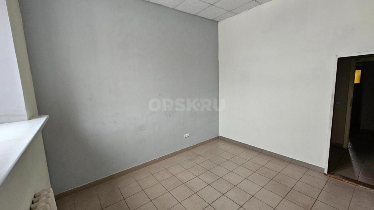 Кабинеты в помещении, где находятся другие арендаторы. - Орск