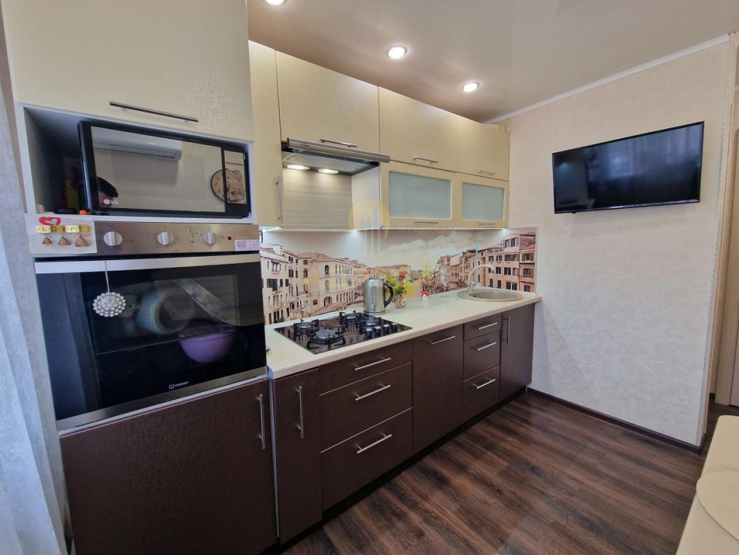 Продается шикарная трёхкомнатная квартира, светлая с изолированными комнатами и раздельным сан/узлом - Оренбург