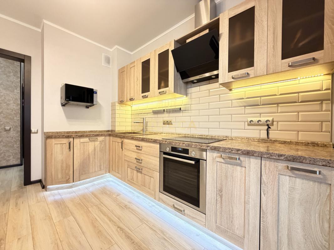 Продается квартира, полностью с ремонтом, расположенная на 14-м этаже 17 этажного дома. - Оренбург