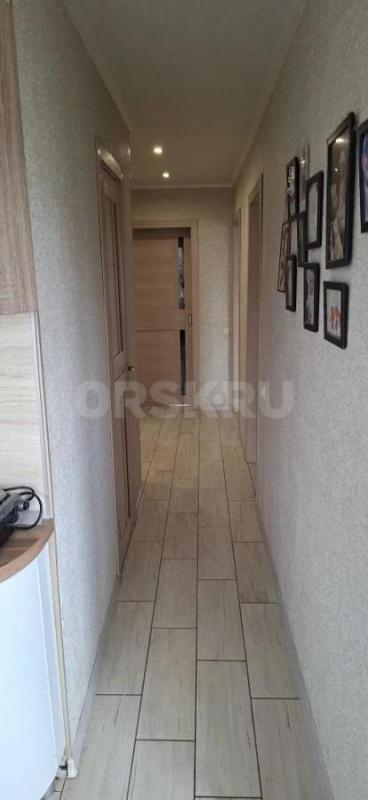 Трёхкомнатная , сорокопятка, на третьем
этаже , пятиэтажного дома, тихий район в
центре города. - Орск