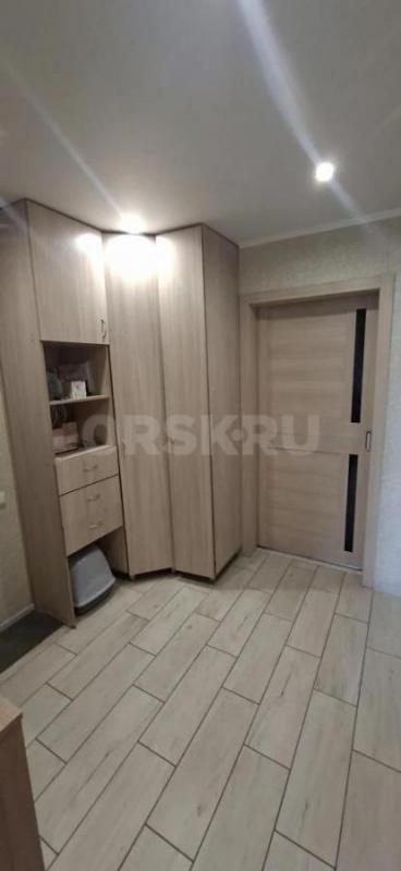 Трёхкомнатная , сорокопятка, на третьем
этаже , пятиэтажного дома, тихий район в
центре города. - Орск