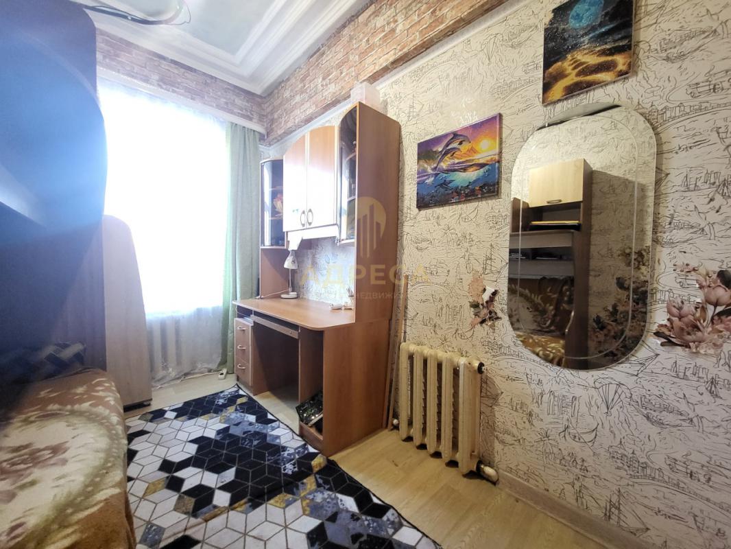 Продается 3 комнатная квартира по адресу: ул. 1 мая дом 148В самом центре города, на 2 этаже 2-х эта - Оренбург