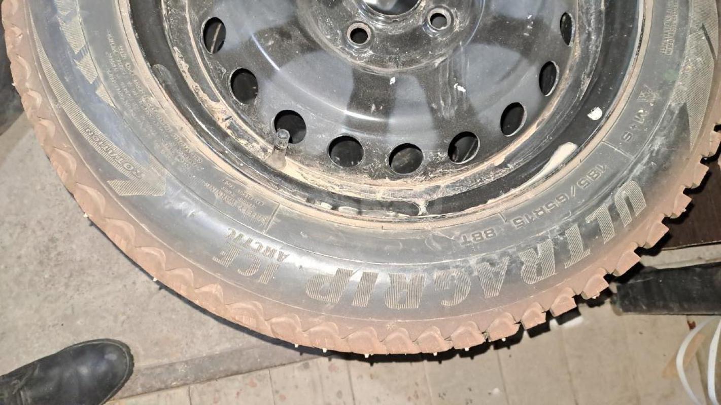 Комплект зимних шипованых колес на дисках.185 65 р 15. - Орск