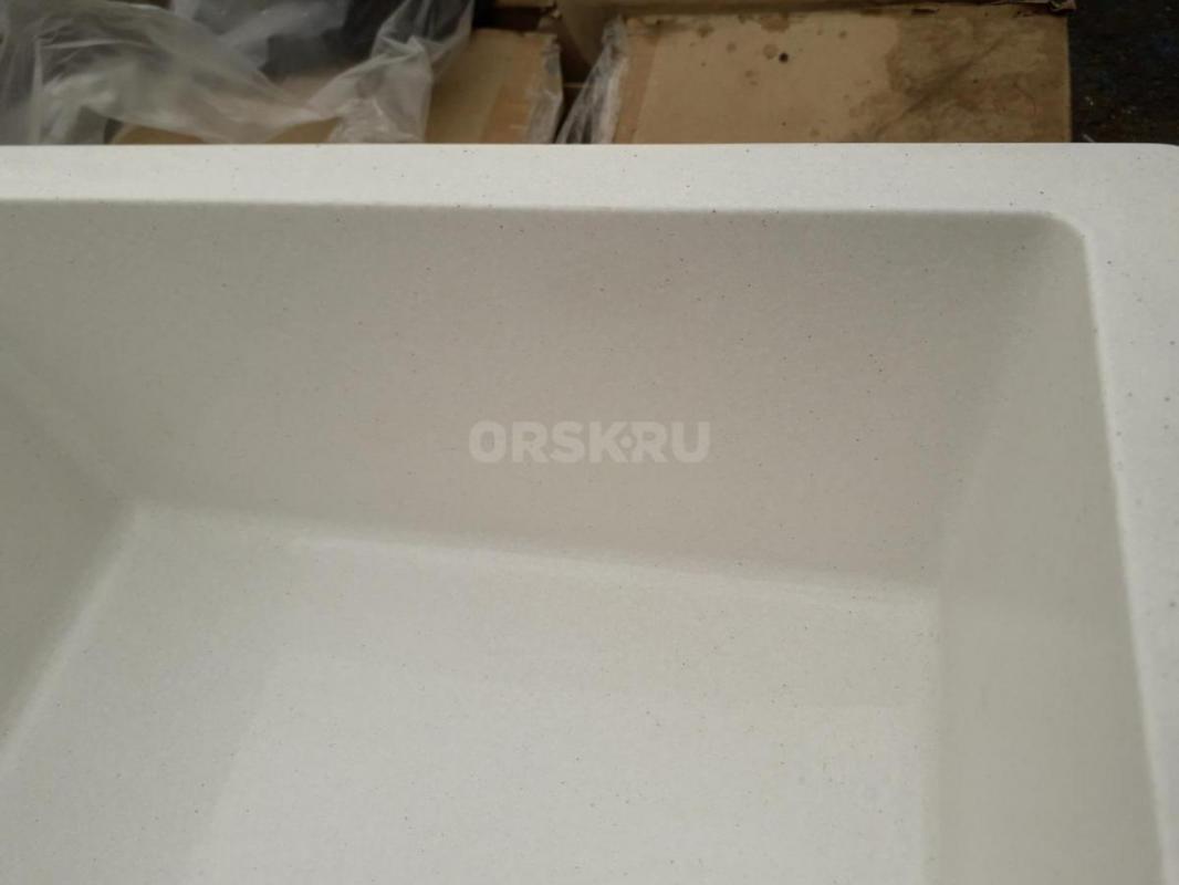 Глянцевая каменная мойка Катрин повреждена - отломлена полка. - Орск
