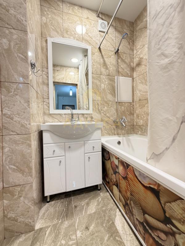 Продается уютная квартира по улице Карпова 3/1, полностью с ремонтом, расположенная на 17-м этаже мо - Оренбург