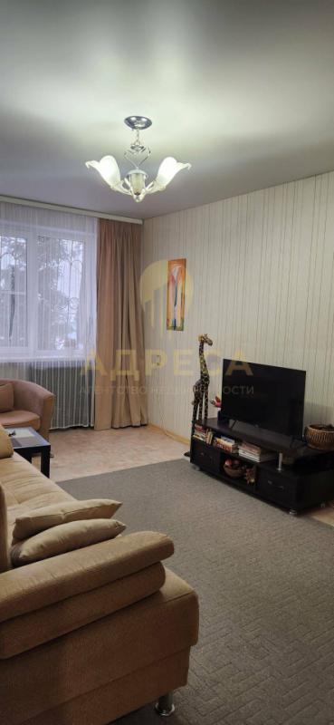 Продается трехкомнатная квартира на 1 этаже, без балкона.📍 Расположение: Удобный первый этаж. - Оренбург