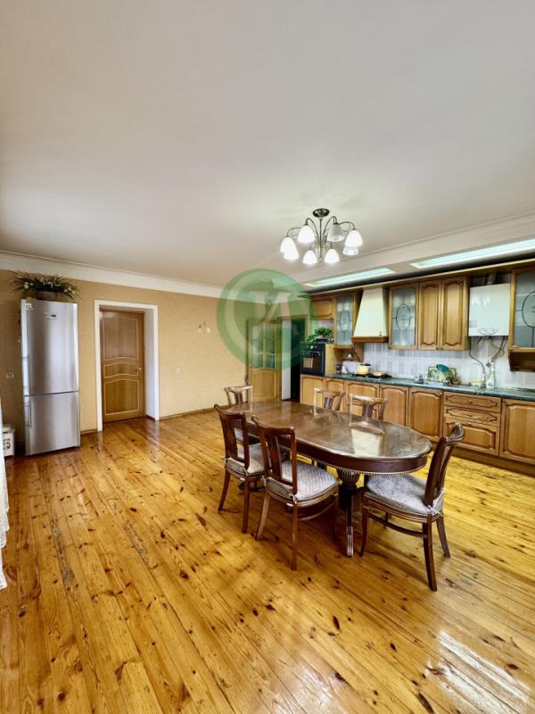 Предлагаем вашему вниманию уютный светлый 2-х этажный дом с подвалом на участке 13 соток, расположен - Орск