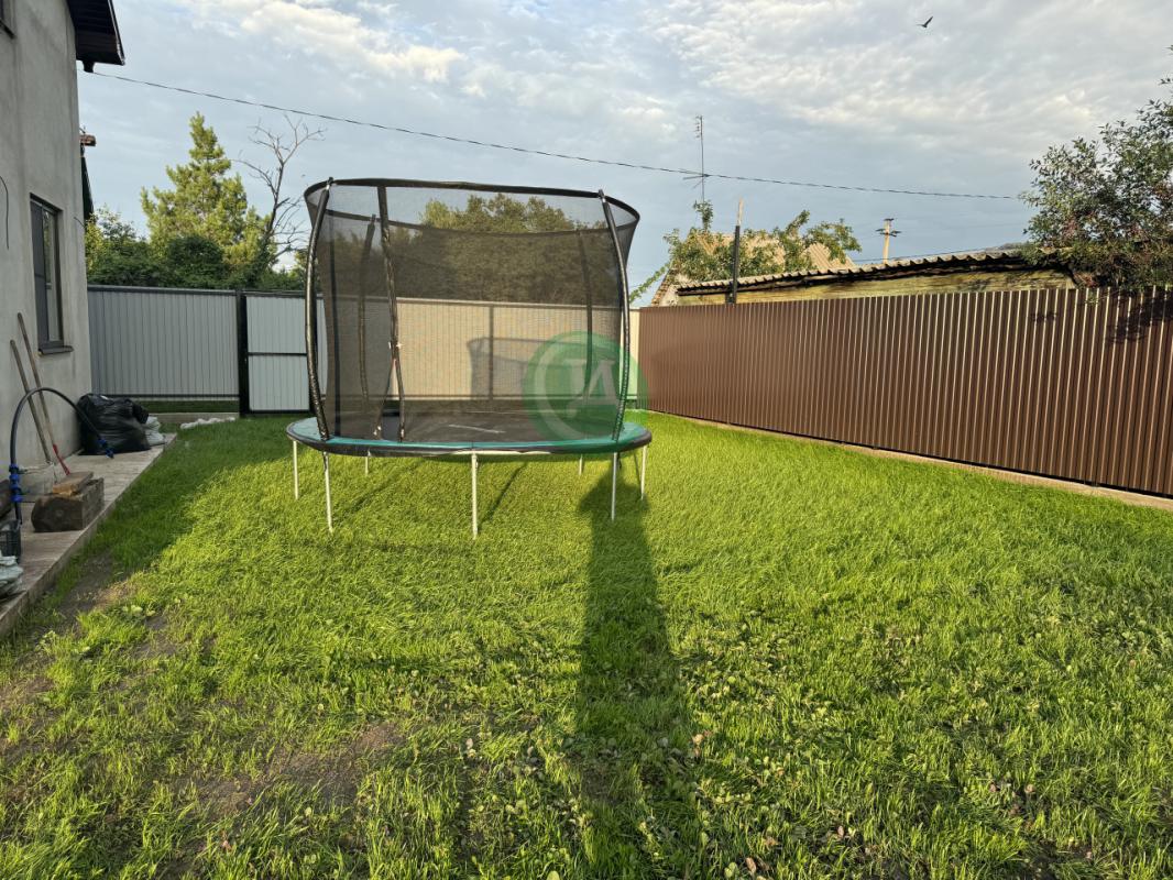 Продается ухоженный участок с газоном 6,5 соток с домом, предназначенным для летнего проживания. - Экспресс