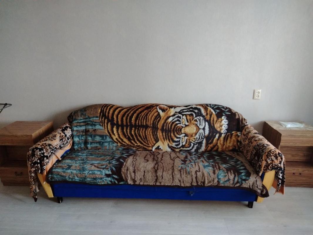 Сдаётся тёплая квартира с балконом, кухня=7,3 кв. - Орск