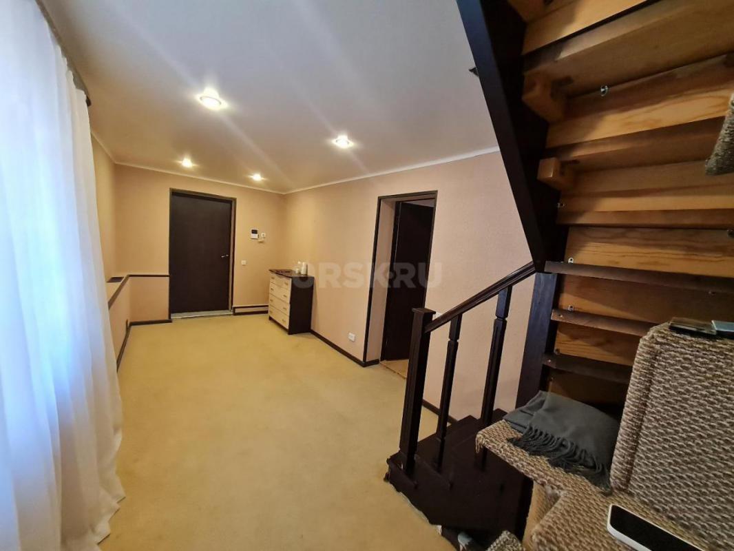 Продам просторный 2-х этажный жилой дом в прекрасном экологически чистом районе города по адресу: ул - Орск