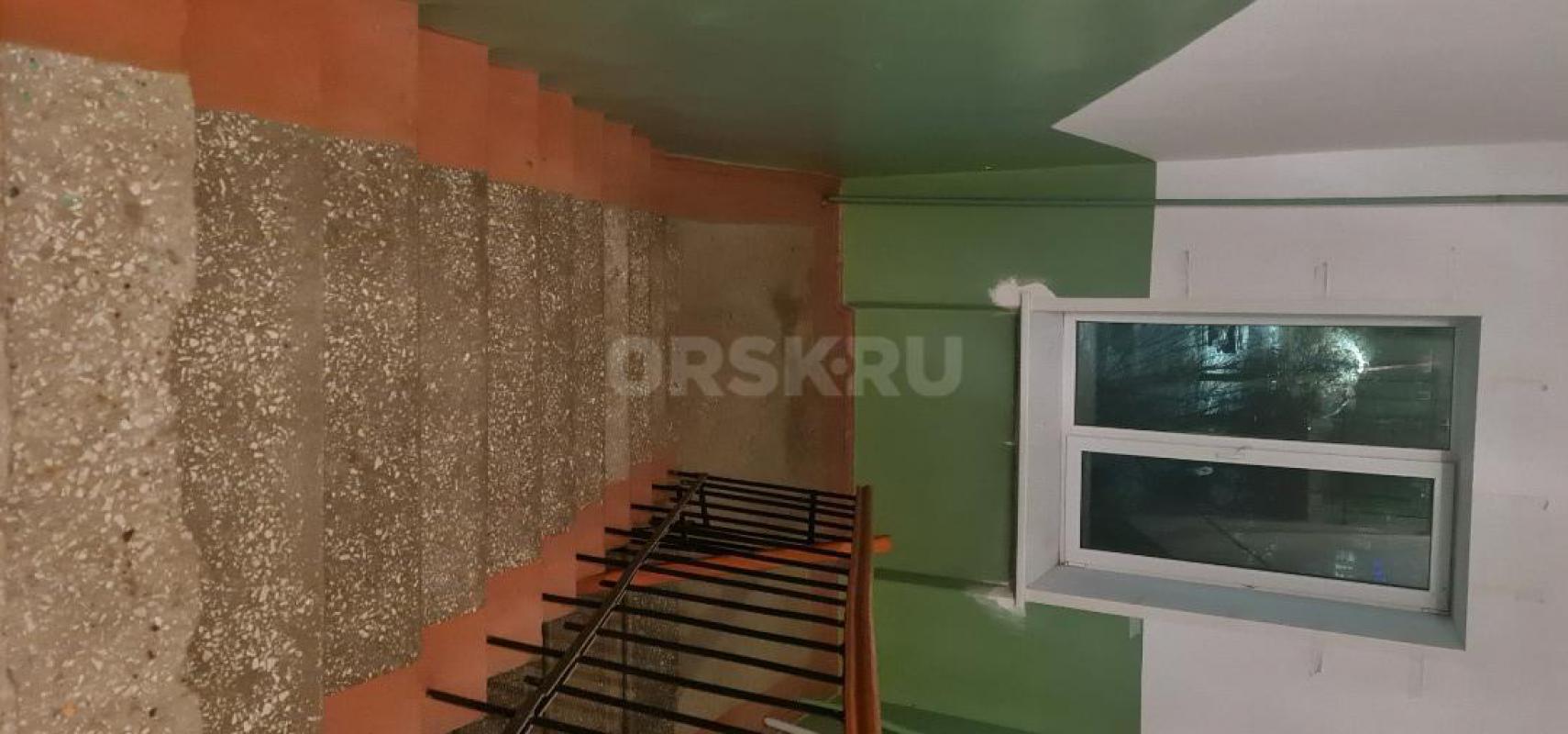 Двухкомнатная квартира старого типа,теплая,светлая,два балкона-во двор и на пер. - Орск