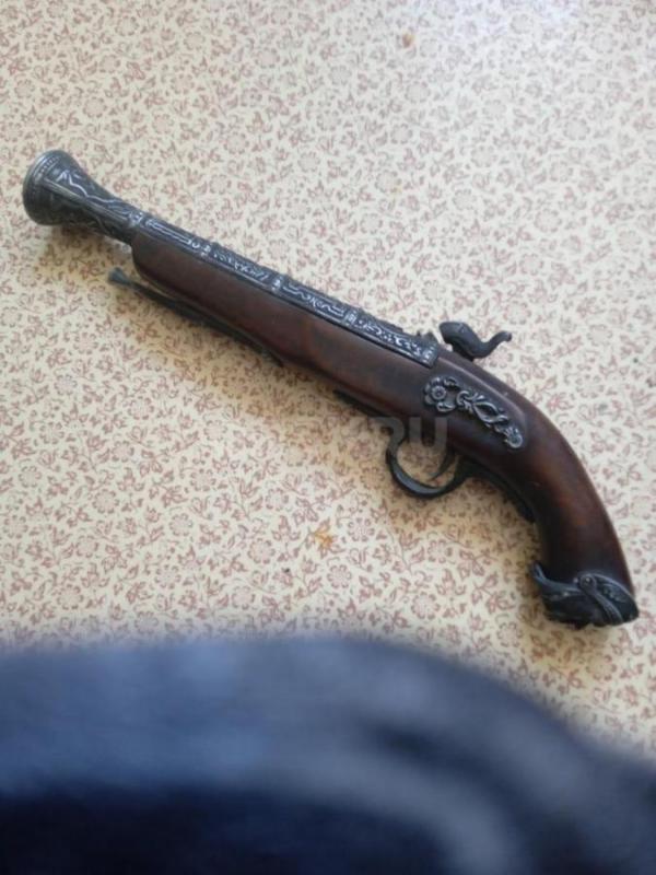 Продам  реплику кремневого пистолета 18 века(зажигалка) за 740 р.,деревянные матрёшки,копилку -гриб, - Орск