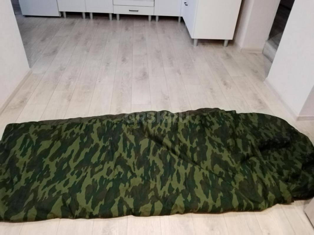 Спальный мешок  б/у,  комуфляжный, полностью расстегиваясь становится одеялом - Орск