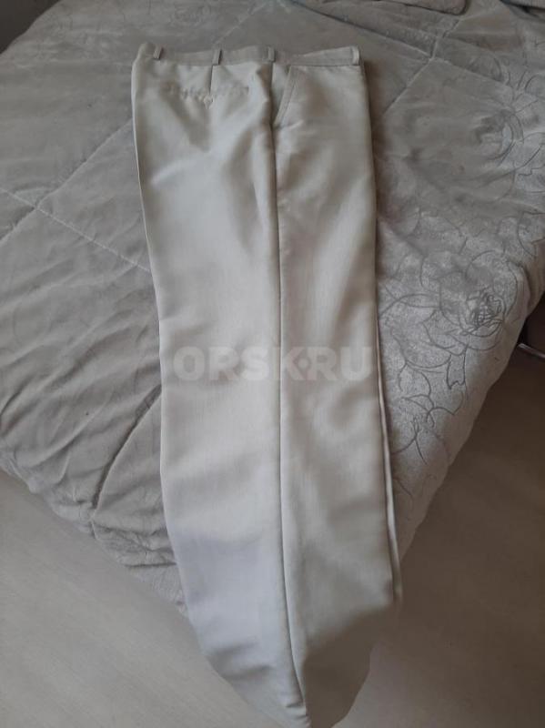 Продам костюм в хорошем состоянии, белые брюки в подарок 2 шт. - Орск
