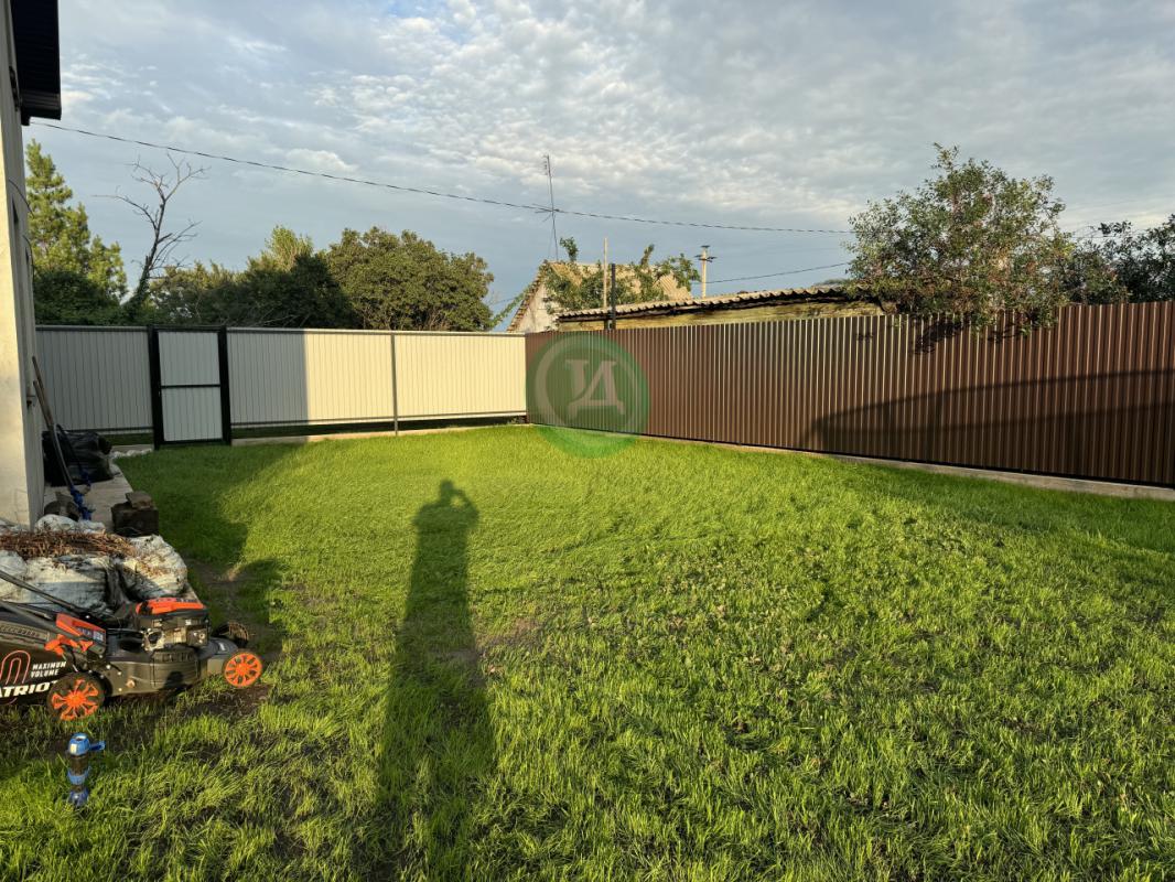 Продается ухоженный участок с газоном 6,5 соток с домом, предназначенным для летнего проживания. - Экспресс