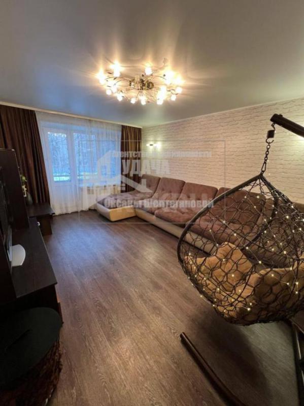 В продаже просторная 3-комнатная квартира улучшенной планировки на втором этаже, пятиэтажного панель - Орск