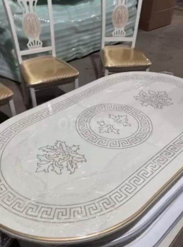 Продам Новые Наборы Запечатанные “Версаче“
Стол 160*90 
В раздвижном виде 200*90
На фото не в раз - Орск