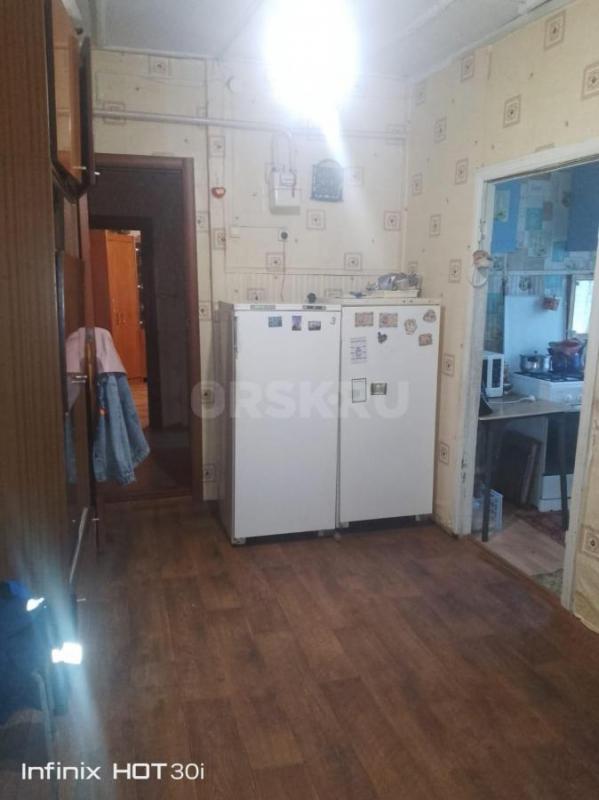 Дом четырёх квартирный, канализация, унитаз, воды нет, есть баня, 4 сотки земли. - Орск