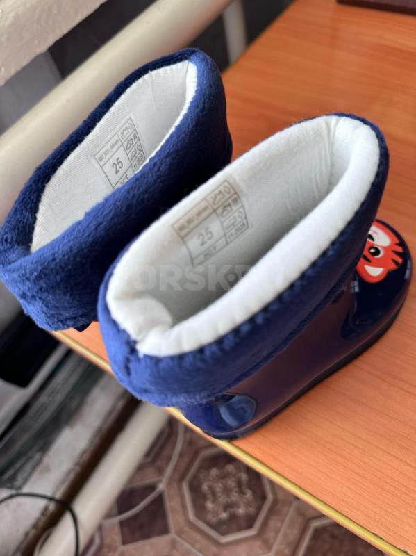 Продаем детская обувь резиновая демисизоная , нам не подошел размер , новые не носили на улице тольк - Орск