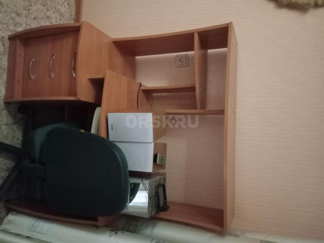 Продам: спальный гарнитур( шкаф распашной,кровать,две тумбы,туалетный столик), шкаф купе, прихожую, - Орск