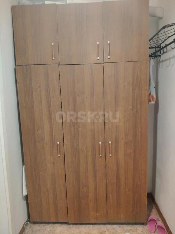 Продам кровать 160*200-10000р., две прикроватные тумбы по 500р., стенка-8000р., холодильник-4000р., - Орск