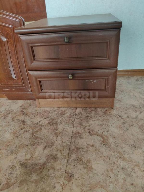 Продам кровать 160*200-10000р., две прикроватные тумбы по 500р., стенка-8000р., холодильник-4000р., - Орск