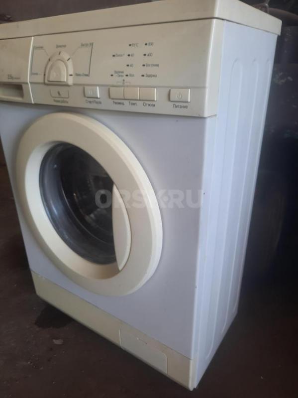 Продам стиральную машину автомат LG, 3.5 кг загрузки, узкая, компактная, что-то сломалось: набирает - Орск
