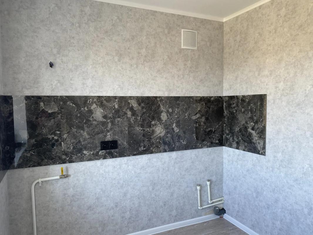 Продается 2х-комнатная квартира рядом с остановками "Строительный техникум"  и "Площа - Новотроицк